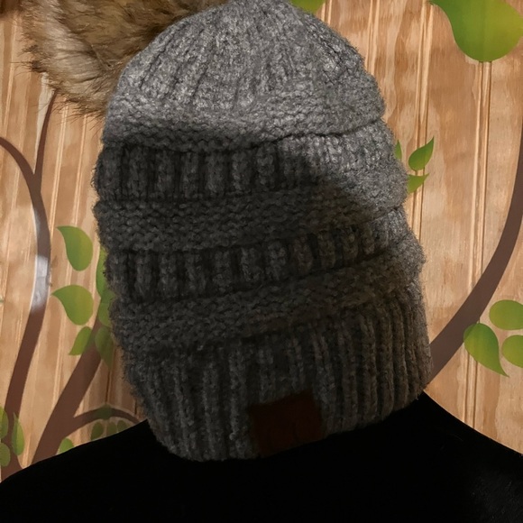 Adult pompom beanie CC. - Picture 3 of 4
